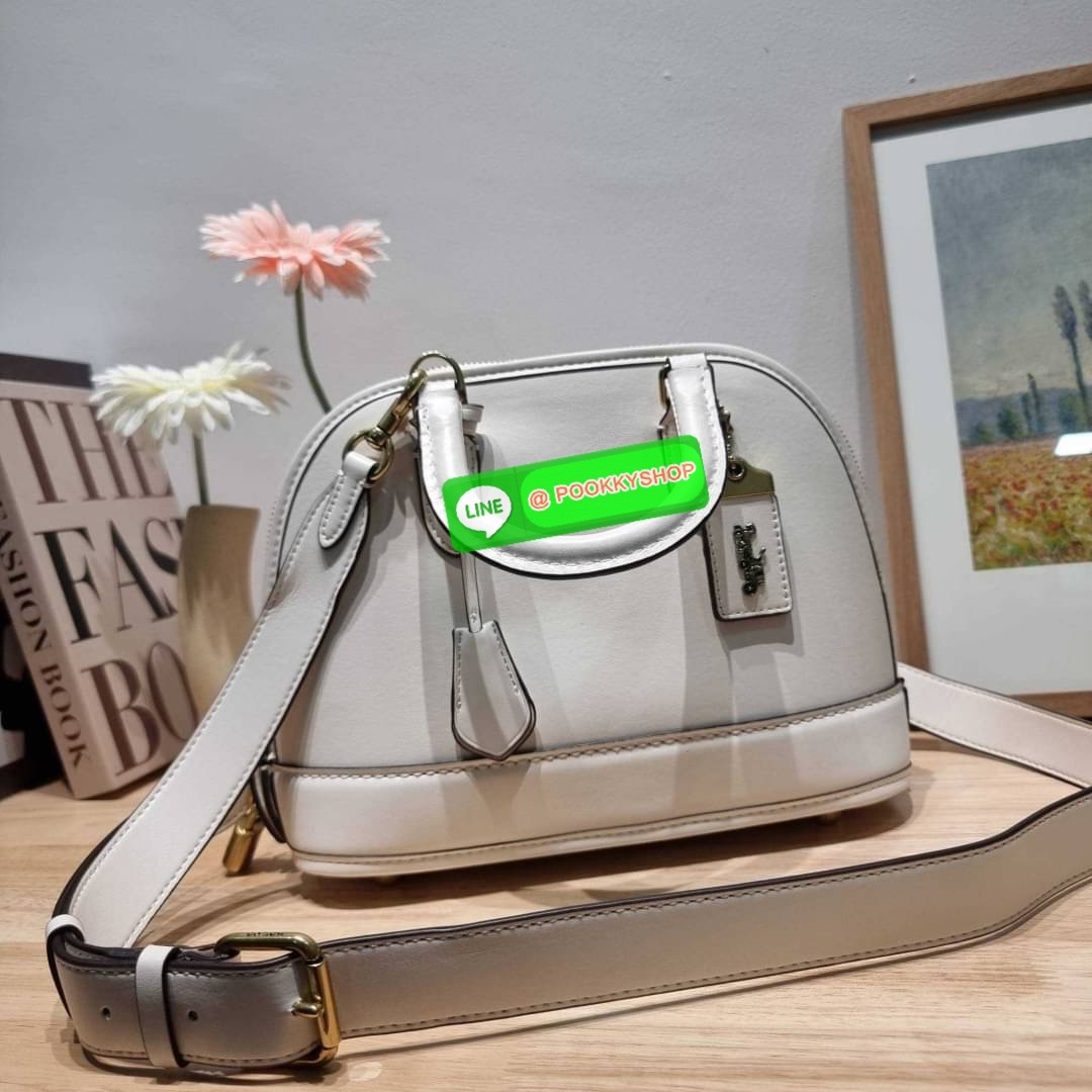 COACH CC411 REVEL BAG ใหม่ล่าสุด พร้อมสวยก่อนใคร กับกระเป๋าทรงโดมรุ่นใหม่ ที่สาวๆอดใจไม่ไหวแน่นอน สวยครบเครื่อง เกินต้านที่สุด รูปทรงคลาสสิค วัสดุหนังแท้เต็มใบ มือจับในตัว เลิศๆกับกุญแจที่ล็อคกันขโมยได้ เปิด-ปิดด้วยซิป ภายในโล่งกว้าง มีสายสะพายครอสบอดี้มา