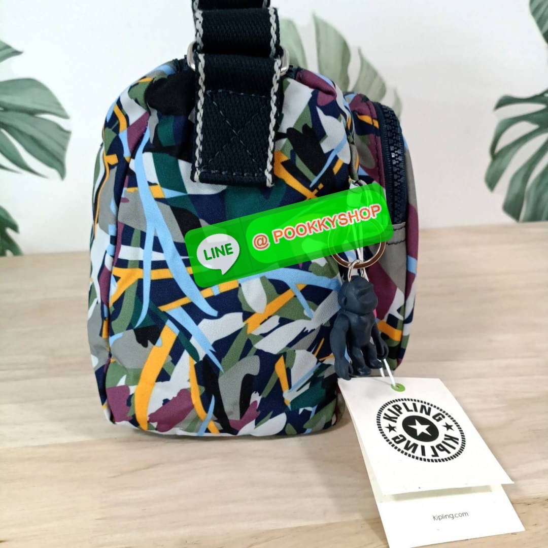 KIPLING RETH CROSSBODY BAG วัสดุ Nylon+polyester กระเป๋าสะพายข้างหรือ สะพาย Crossbody ได้ เปิด-ปิด ด้วยซิปปั๊มแบรนด์ที่หางซิป พร้อมช่องช่องหน้าแยกใส่ของใช้เล็กๆ น้อยๆ ได้ ช่องหลัก 2 ช่อง ด้านในโล่งกว้าง สามารถจุสัมภาระได้เยอะ มีช่องซิปด้านในและสายคล้องพวง