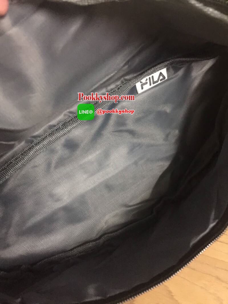 FILA Waist Bag.. รับซัมเมอร์ด้วยลวดลายเกร๋ๆ กระเป๋าคาดอกคาดเอว FILA แบรนด์ฮิตที่ไม่เคยตกเทรน มาให้สะพายกันก่อนใคร ด้วยดีไซต์ลวดลายที่แมทกันอย่างลงตัว ด้านหน้าสกรีนแบรนด์ วัสดุNYLON 100% เคลื่อบเงาอีก 1 ชั้น กันน้ำได้ในระดับหนึ่ง.. เปิดปิดด้วยซิปยาว จุของไ