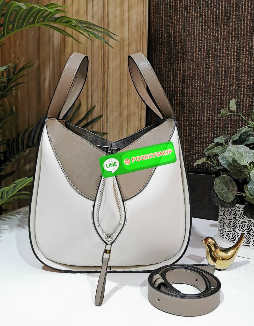 ✴️ห้ามพลาด!✴️LOEWE HANDLE & SHOULDER BAG VIP GIFT WITH PURCHASE (GWP) กระเป๋าถือหรือสะพายหนังแท้พรีเมี่ยมกิ๊ฟ Limited จาก LOEWE PERFUME DUTYFREE รุ่น Rare items สุดๆวัสดุหนังแท้ Calfskin หนังสวยดีไซน์มีเอกลักษณ์ ใบใหญ่กำลังดี น้ำหนักเบา ด้าน