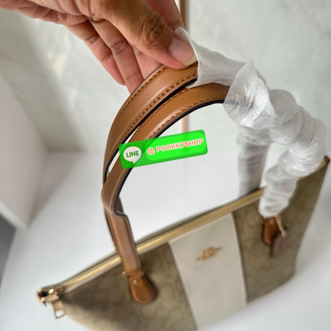 Coach Gallery Tote In Signature Canvas With Stripe (CR121) 🔖กระเป๋าทรงโท้ทใบใหญ่ ทรงช้อปปิ้ง โดดเด่นด้วยหนังตัดแทบด้านหน้า 🔖วัสดุ : หนังแคนวาสตัดหนังแท้ 🔖เปิด-ปิดด้วยซิปด้านบน ภายในโล่ง มีช่องซิป1ช่อง สามารถ ใส่แฟ้มเอกสารได้