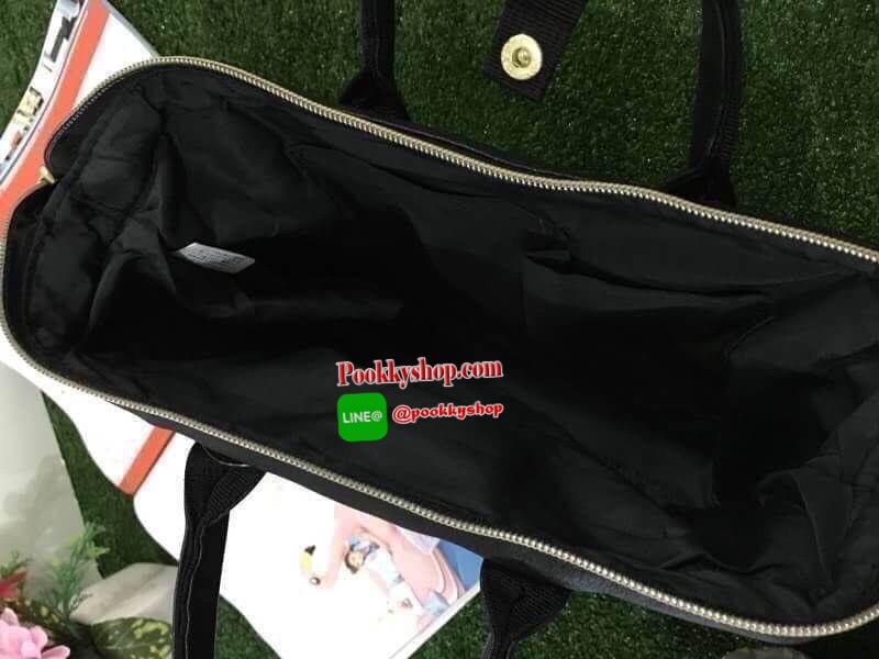 Anello polyester 2 way mini boston bag จากแบรนด์ดังในประเทศญี่ปุ่น กระเป๋าสไตล์คลาสสิค มีโครงปากกระเป๋ากว้างเป็นสัญลักษณ์ วัสดุหนังpu กันน้ำได้ ภายในมีช่องใหญ่และช่องเล็กด้านข้าง2ช่อง เปิดปิดด้วยซิปคู่ มีตัวล้อคที่หูจับ ด้านหน้ามีช่องซิปเล็กใช้งานได้จริง