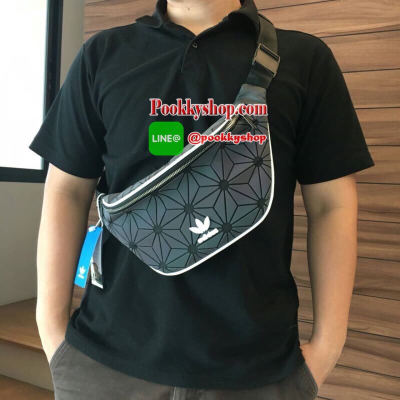 มาพร้อมถุงผ้าขาวกันฝุ่น) พร้อมเสิร์ฟความ Sport กับกระเป๋าคาดอก/คาดเอวจากแบรนด์ดัง ADIDAS MATE 3D รุ่นสุดฮิตในตอนนี้ โดดเด่นด้วยรูปทรงกะทัดรัด สายยาวปรับได้เป็นทั้งกระเป๋าคาดอกและกระเป๋าคาดเอว ด้านในใส่ของได้กำลังพอดี ใช้ได้ทั้งหญิงชายเลยคะรุ่นนี้ รีบคว้าด