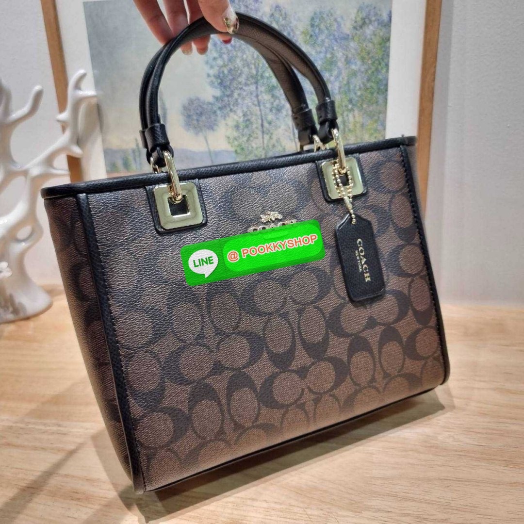 กระเป๋าถือ/สะพายรุ่นยอดนิยม ดีไซน์คงความคลาสสิค แฝงความหรูด้วยอะไหล่สีทอง หูจับในตัวสะดวกใช้งาน ปากกระเป๋ามีซิปปิดกันหล่นแน่นหนา ใต้กระเป๋ายังมีหมุดรองถนอมกระเป๋าอีกด้วย มีสายสะพายข้างให้ ถอดออกได้ ปรับได้ตามต้องการ ภายในโล่งกว้าง มีทั้งช่องซิปและช่องย่อย