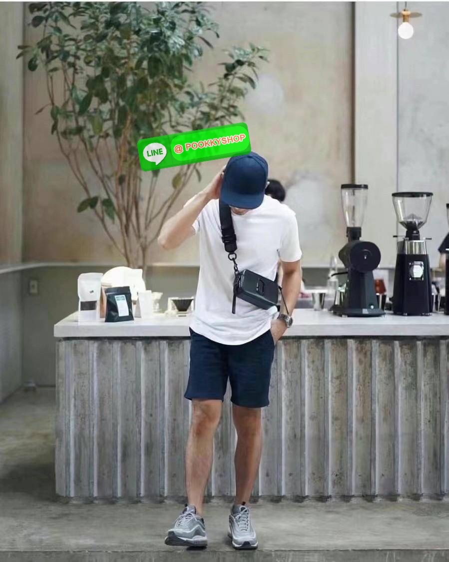 March Jacop Snapshot MJ Cross Body Bag กระเป๋าสะพายข้าง วัสดุหนัง Saffiano ด้านหน้าประดับด้วยโลโก้ J อันเป็นสัญลักษณ์ของแบรนด์ อะไหล่ทองหรูหรา มาพร้อมสายสะพายโลโก้แบบปรับได้ แบ่งเป็น2ช่องซิป ใบนี้คือเรียบหรูแต่ดูดีมาก ไม่ควรพลาดเลยค่า