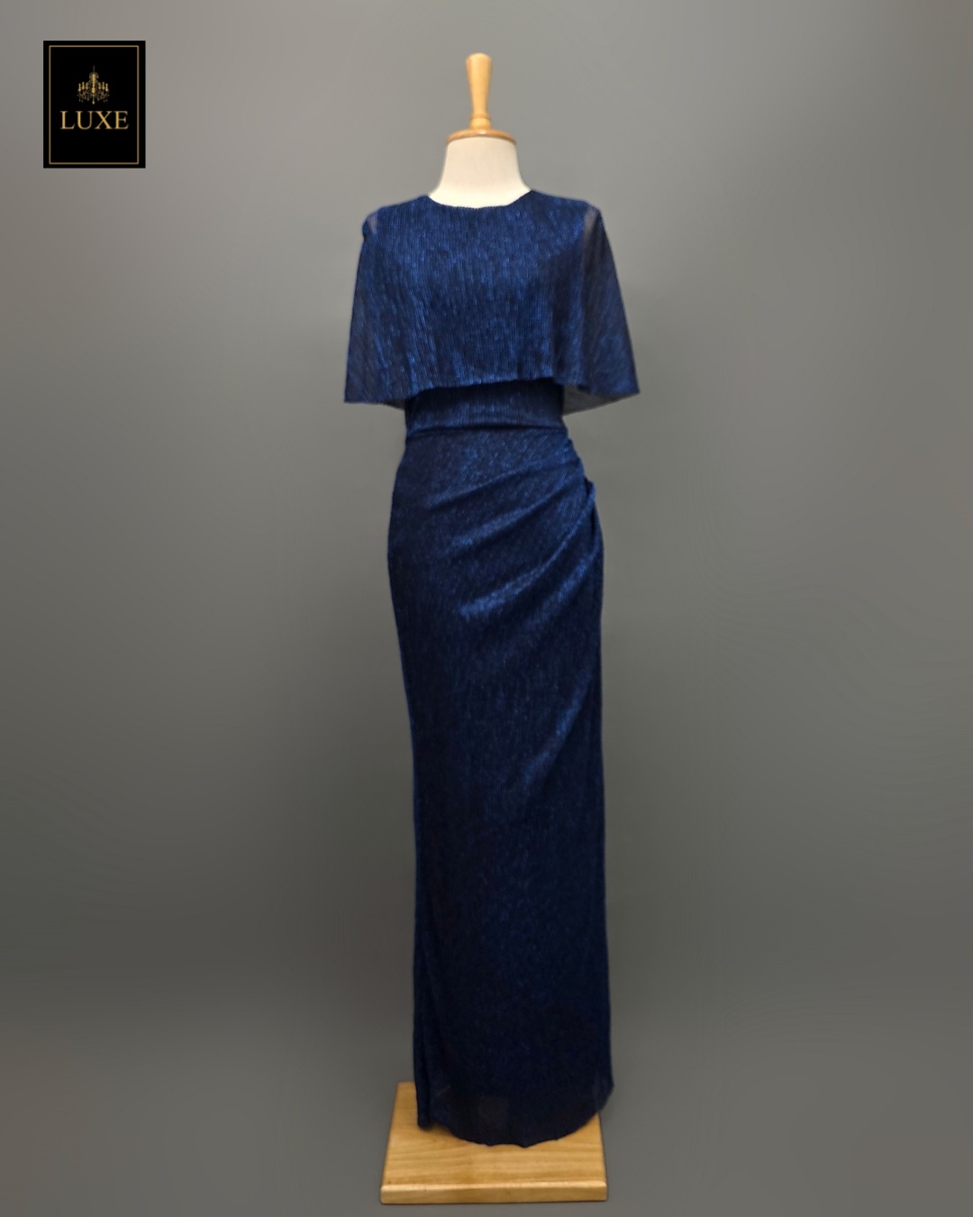 เดรสแฟชั่น เดรสเสื้อคอกลมแขนกุด ดีเทลเป็นเสื้อคลุมไหล่ในตัว กระโปรงทรงสอบจับเดรป