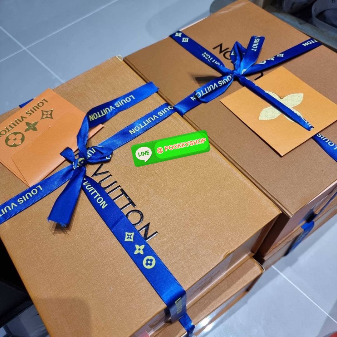 🔆 Model LV new wave pochette multi bag 🔆 Details กระเป๋าสะพายมัลติฟังก์ชั่น พรีเมี่ยมกิ๊ฟสุดหรู คุ้มจาก dutyfree มาพร้อม box set รับรองว่าดีงาม ลูกเล่นคลาสสิคผสานความวินเทจ มีสายสะพายให้ 2 เส้น และกระเป๋าใบลูก เล็กน่ารัก ภายในเป็นช่องโล่ง