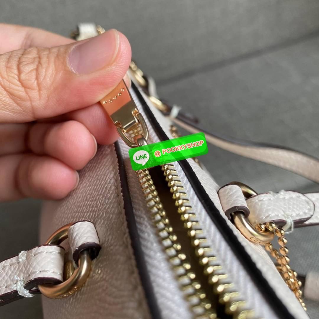Coach Mini Gallery Crossbody With Stripe Heart Print (coach ca793) กระเป๋าสะพายข้าง เทรนรุ่นเล็กมาแรงวัสดุหนังแท้ทั้งใบ เปิดปิดด้วยซิป มีช่องใส่บัตรเครดิต 2 ช่อง ซับในผ้า สายสะพายถอดได้ สามารถสะพายข้างหรือสะพายไหล่ได้