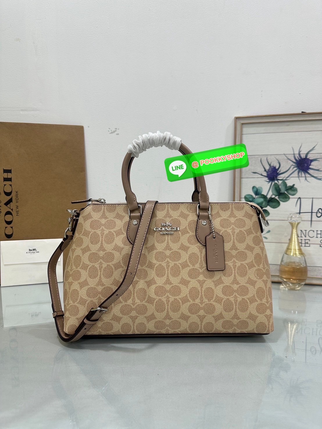 Coach CW422 Georgia Satchel Bag In Signature Canvas คลาสสิก เรียบหรู ใช้ได้ทุกโอกาส ใบนี้ไม่มีไม่ได้! Coach CW422 รุ่น Rowan Satchel คลาสสิก สวยหวานแต่ดูแพง ทรงหมอนถือได้ สะพายได้ น้ำหนักเบา ฟังก์ชันครบ ใส่ของได้เยอะ ไม่ต้องคิดนาน! จะออกงาน ทำงาน หรือใช้ท