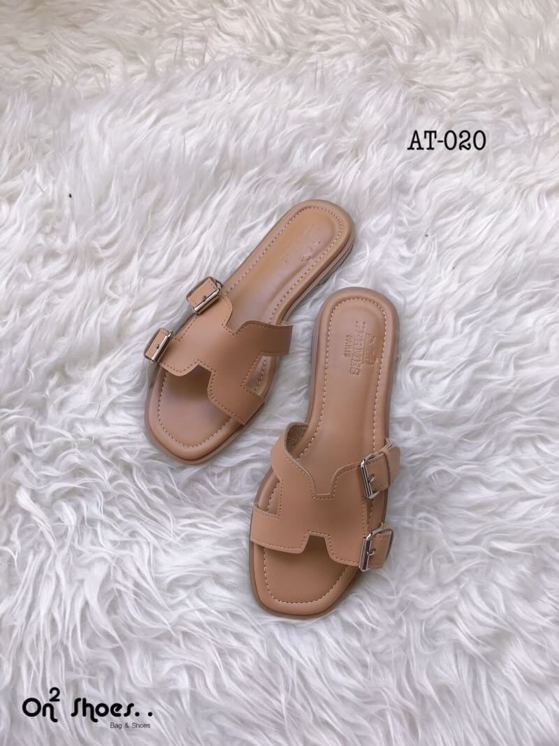 Hermès sandal เข้าแล้วค่ะ..แตะ Hermès รอบนี้หนังดีเวอร์ พื้นปั้มแบรนด์ปั้มนูนชัดแจ๋ว พื้นนิ่มใส่สบาย สวยเบอร์แรงรอบนี้ห้ามพลาดเลยจ้า **รูปสินค้าถ่ายจากงานจริง