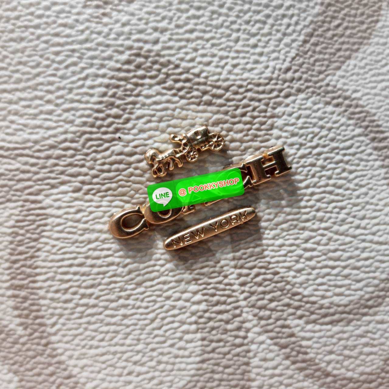 🔆 Model Coach CBH89 City Tote bag in Sketch Signature Canvas กระเป๋า City Tote รุ่นใหม่ล่าสุด ลายสวยมากๆ ดีไซน์ตัวซีลายสเก็ตช์ไม่ซ้ำ ไม่เกร่อ กระเป๋าโท้ทที่ขึ้นชื่อว่าจุของได้เยอะมากๆ ภายในโล่งกว้าง สายสะพายไหล่ในตัว สะพายไปเรียนคือได้เลย หรือสะพา