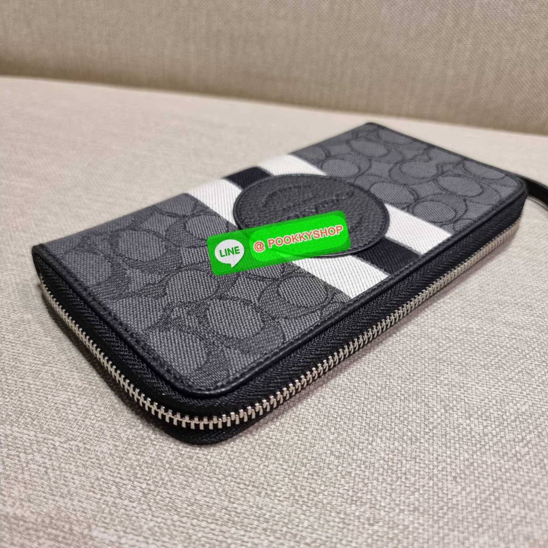 COACH C9073 DEMPSEY LARGE PHONE WALLET IN SIGNATURE JACQUARD WITH STRIPE AND COACH PATCH พร้อมเสิร์ฟความเลิศหรู กับคอลใหม่ล่าสุด กระเป๋าสตางค์ใบยาวกึ่งคล้องมือ สีสุดละมุน ถือใช้คือขับผิวสุด!! วัสดุผ้า jacquard สลับหนัง pepble มาพร้อมสายคล้องมือในตัว กันหล