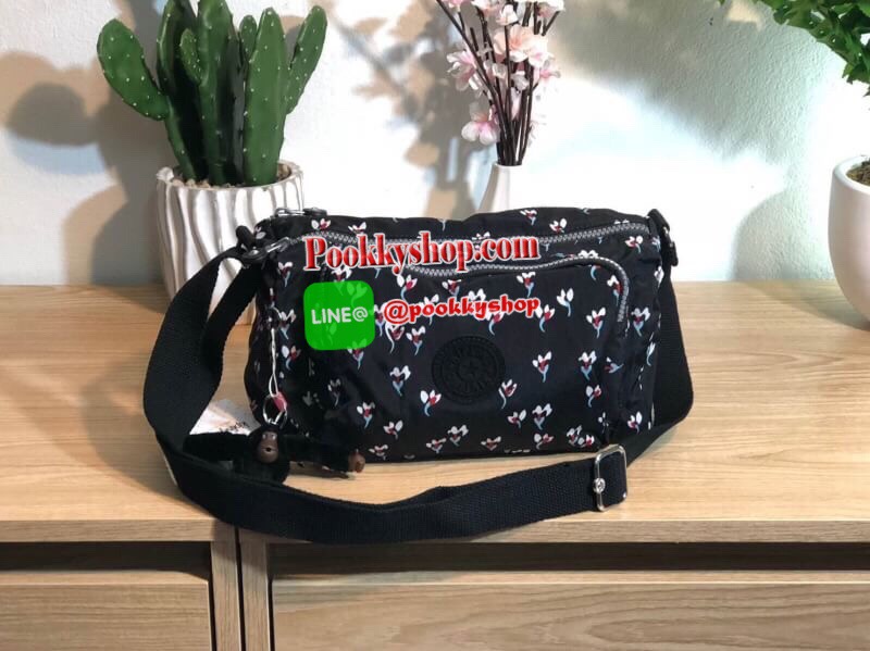Kipling Reth กระเป๋าสะพายทรงสวย รุ่นยอดนิยมเลยค่ะ สายสะพายปรับระดับสั้น-ยาว เป็นกระเป๋าสะพายเฉียงลำตัวได้ค่ะ ช่องซิปเยอะค่ะ ใส่ของได้เป็นสัดส่วน จุสัมภาระได้ดีเลยค่ะ ทรงสวย สะพายน่ารักมาก ห้ามพลาดเลยค่ารุ่นนี้