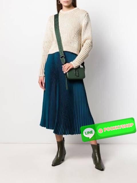 💕 Marc Jacobs Snapshot Bag กระเป๋าแบรนด์ดังจากสัญชาติอเมริกัน นับได้ว่ารุ่นนี้เป็นรุ่นทรงฮิตของ marc jacobs เลยทีเดียว โดยด้านหน้ากระเป๋าจะเป็นโลโก้แบบโลหะที่เป็นสัญลักษณ์ของแบรนด์นี้ มาพร้อมสายสะพายที่จะสะพายยังไงก็ดูโดดเด่น เพราะขนาดใหญ่ที่สกรีน