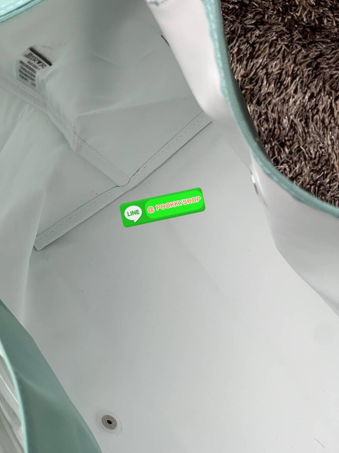 LONGCHAMP LE PLIAGE GREEN Shoulder bag L กระเป๋าโท้ทใบนี้ดึงดูดใจคุณด้วยรูปทรงมินิมอลและปริมาตรที่เพียงพอซึ่งสามารถเก็บเอกสารหรือแล็ปท็อปทั้งหมดของคุณได้อย่างง่ายดาย ด้ามยาวช่วยให้คุณสวมใส่ได้อย่างสบายบนไหล่ ขณะที่การปิดด้วยซิปช่วยให้มั่นใจได้ว่าสิ่งของทั