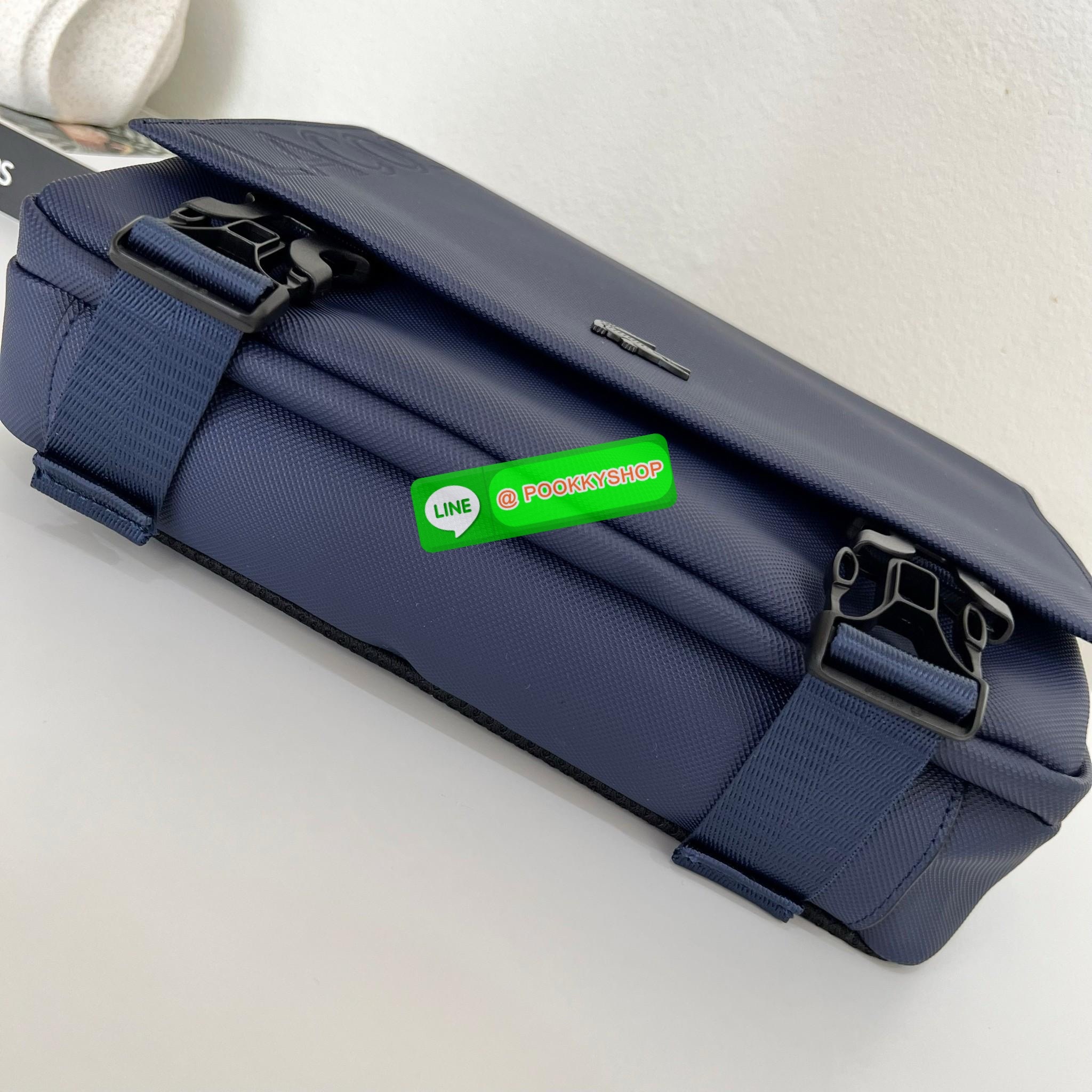 Men's L.12.12 Clipped Flap Adjustable Shoulder Strap Small Pouch วัสดุ PVC คุณภาพดีตามแบบฉบับแบรนด์ น้ำหนักเบา กันน้ำ ด้านหน้ามีโลโก้เหล็ก ฝาเปิดปิดด้วยคลิปล๊อค 2 ด้าน ช่องหลัก ด้านในมีช่องซิปพร้อมหัวซิปแบรนด์ ใส่กระเป๋าสตางค์ใบยาว ipad มือถือ ของจุก