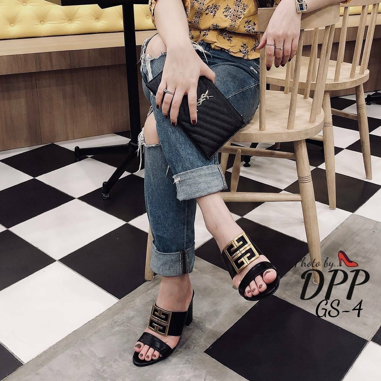 พร้อมส่ง Givenchy ตัวใหม่ ล่าสุดของปีนี้ งานชนช้อป *ปั้มแบรนด์ กล่องเรียบ * รองเท้าส้นตันสูง3นิ้ว ทรงสวม สายคาดหน้า หนังนิ่ม ตกแต่งดีไซน์ด้วยอะไหล่สีทอง งานสวยมากก ดูแพงสุดๆ มาในราคาเบาๆ บอกเลยอย่ารอช้า สั่ง โอน เลยจ้า