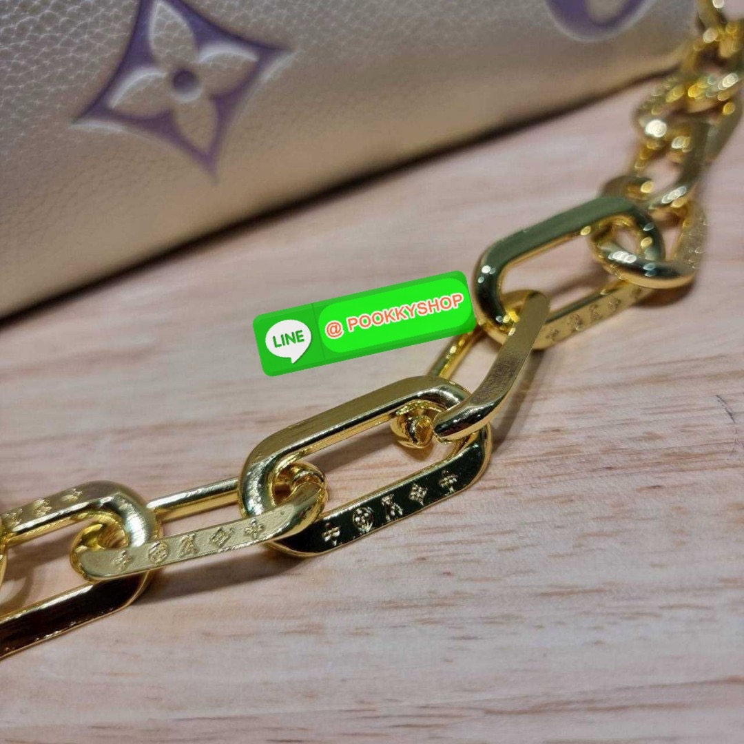 LV coussin pm bag 🔆 Details กระเป๋าสะพายกึ่งคลัชท์ สุดล้ำ ดีไซน์ใหม่ สีลิมิเต็ด ล่าสุดจากเคาน์เตอร์ duty free มาแรงมาก ด้วยความสวยปังตั้งแต่แรกเห็น มาพร้อมสาย 2 เส้น สวยลัคชูแบบสับๆ มีสายโซ่ที่มีดีเทลละเอียดไม่ซ้ำ และสายสปอร์ตครอสบอดี้ ที่จะคล้องไ