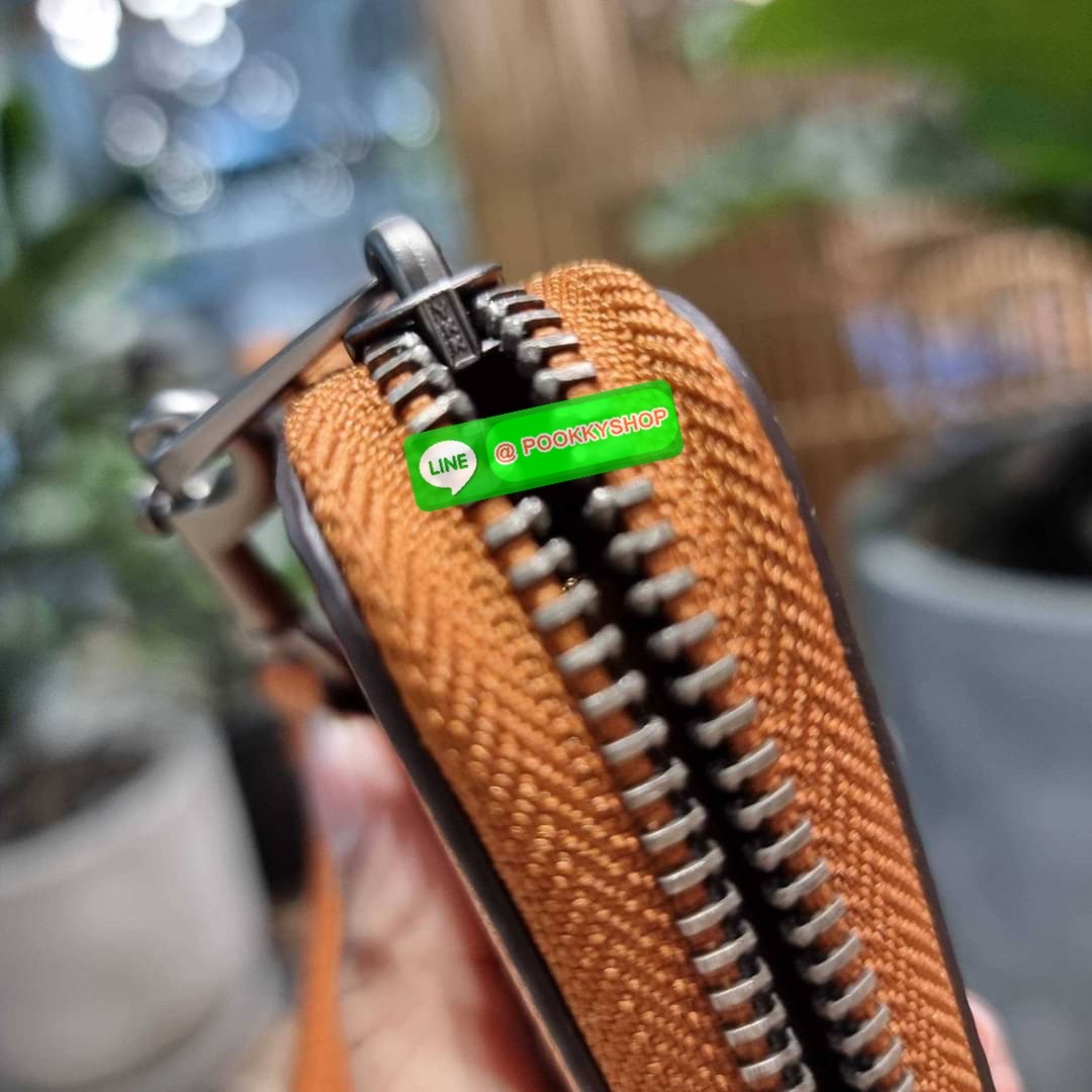 COACH C3548 LONG ZIP AROUND WALLET WITH HORSE AND CARRIAGE พร้อมเสิร์ฟความหรู กับคอลใหม่ สีสวย ผู้ดีขับผิวมาก กระเป๋าสตางค์ใบยาวกึ่งคล้องมือ เรียบหรู โดดเด่นด้วยโลโก้เอกลักษณ์ วัสดุหนัง pepble ทนทาน มาพร้อมสายคล้องมือ ถอดออกได้ ภายในใส่บัตรได้เยอะ มีช่องซ