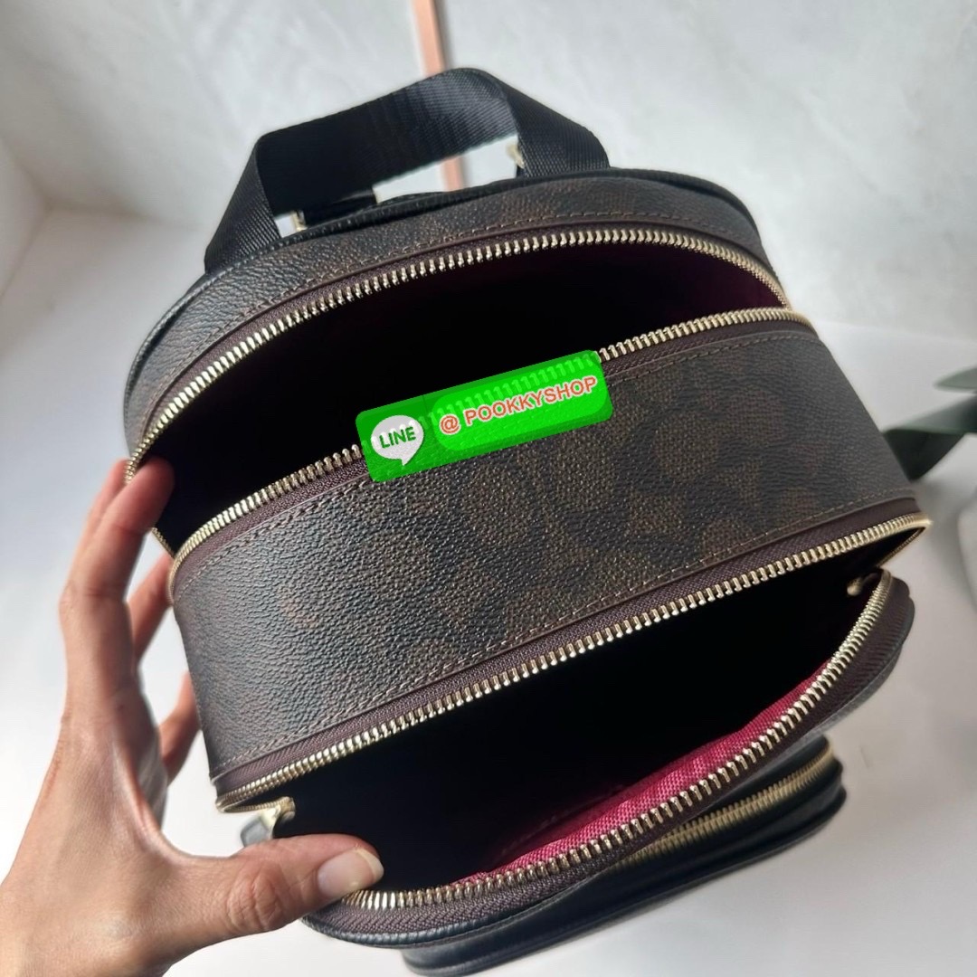 Coach Court Backpack In Signature Canvas 🔖กระเป๋าเป้สะพายหลัง ขนาดกำลังดี สะพายได้ทุกโอกาส 🔖วัสดุ : หนังแคนวาส ตัดหนังแท้ 🔖เปิด-ปิดแบบซิป ด้านในมีกระเป๋าซิปและกระเป๋าอเนกประสงค์ ปิดด้วยซิปคู่ มีซับในผ้า มีช่องซิปด้านนอก 🔖สา