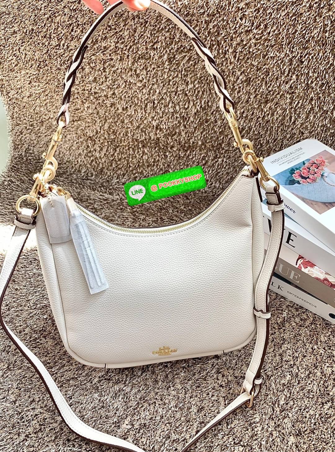 COACH JULES HOBO BAG ((C9189//9190)) 🌍พร้อมส่งที่ไทย! ต้องบอกก่อนว่าหนังรุ่นนี้อย่างดี นิ่มมากๆ สัมผัสแล้วรู้สึกละมุน กับกระเป๋าใบใหญ่ ทรงสวย เปิดปิดกระเป๋าแบบซิปมีหนังห้อยเพิ่มความเก๋ตรงหัวซิปค่ะ ภายในกระเป๋ากว้างมาก ใส่สัมภาระได้ครบครัน หายห่วงเ