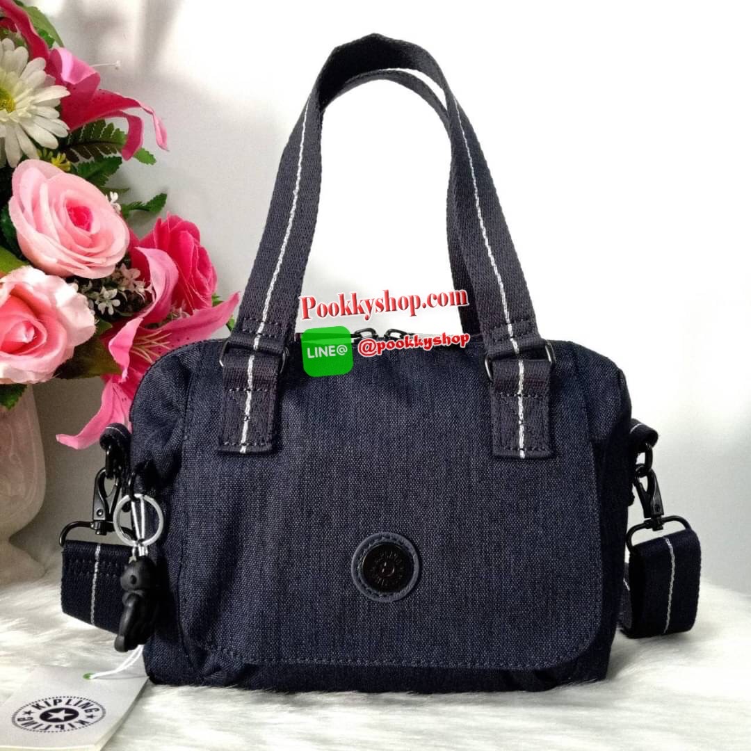 Kipling Brynne handbag & shoulder bag กระเป๋าถือหรือสะพายข้าง รุ่นใหม่จาก Kipling รูปทรงโค้งมนสวย พร้อมสายสะพายแบบคล้องแขนและสายสะพายยาว สามารถใช้งานได้ทั้ง 2 แบบ ด้านหน้ามีช่องใส่ของใช้จุกจิก ด้านในช่องโล่งกว้าง มีซิปข้างและช่องใส่ของแยกอีกฝั่ง เหมาะกับก