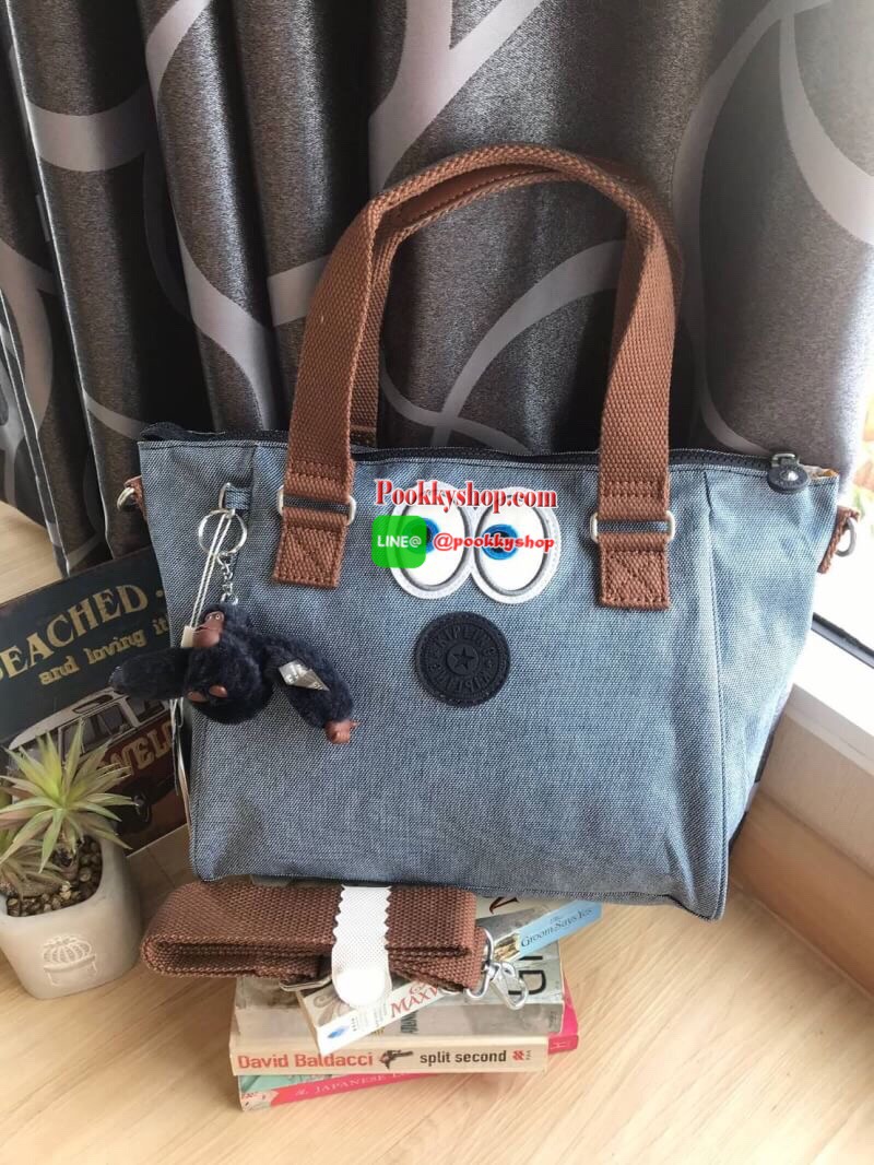 Kipling women’s amiel handbag (k15371) กระเป๋าถือหรือสะพายข้างได้ วัสดุpolyamide100%เปิดปิดกระเป๋าแบบซิปเดียว ภายในมีฐานกว้าง มีช่องซิป ช่องเล็กแยกเป็นสัดส่วนพร้อมสายห้อยกุญแจ ด้านหลังกระเป๋ามีช่องซิปยาวหนึ่งช่องใช้งานได้จริง มาพร้อมสายสะพายถอดออกได้ ปรับ