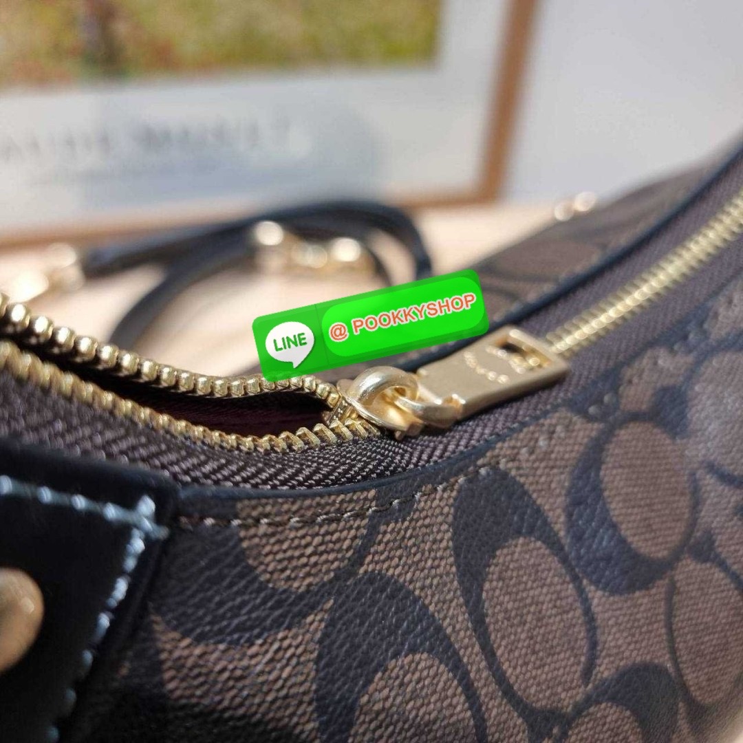 COACH CI791 MARA HOBO IN SIGNATURE CANVAS 🔆 Details รุ่นใหม่ พร้อมสีใหม่ก่อนใคร กับกระเป๋าสะพายทรงโฮโบ ใบใหญ่จุใจ ดีไซน์ออกมาให้รูปทรงดูหรู สุดพิเศษที่มีสายสะพายมาให้ถึง 2 แบบ เป็นสายสั้นสำหรับสะพายไหล่ และสายยาวสำหรับสะพายข้าง สามารถสลับใช้ได้ตาม