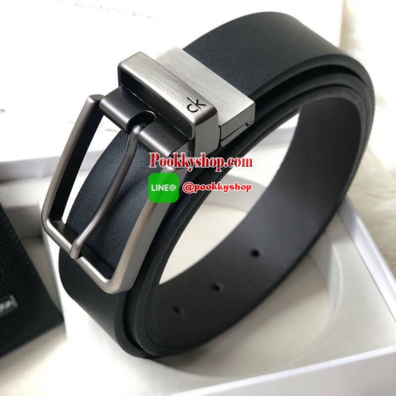 Calvin Klein Leather Belt & Wallet Set Setกระเป๋าสตางค์+เข็มขัด กระเป๋าสตางค์ด้านหน้าปั๊มชื่อแบรนด์ มีช่องใส่บัตร ช่องใส่ธนบัตร 2 ช่อง และช่องเก็บเหรียญ เข็มขัดหนังแท้ปั๊มแบรนด์ สามารถสลับใช้ได้ทั้ง 2 ด้าน เข็มขัดปรับระดับได้ 5 ระดับ มาพร้อมที่เจาะรูจ้า