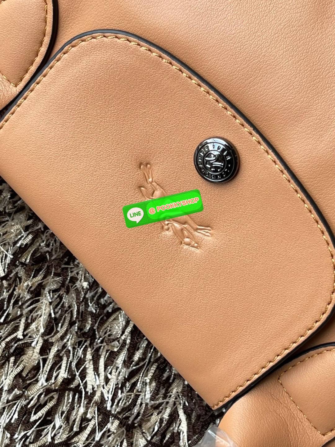 Longchamp LE PLIAGE CUIR TOP HANDLE BAG S เรียกว่าเป็นกระเป๋าอีกหนึ่งรุ่นที่ไม่ว่ายังไงก็ฮอตฮิตและติดเทรนด์ตลอดไม่เคยเปลี่ยนกับ ทรง Le Pliage Cuir หนึ่งในตระกูลกระเป๋าสุดไอคอนิกจากแบรนด์ เมื่อรุ่น Le Pliage Cuir ในรูปแบบของหนังแกะ Metis ได้ถือกำเนิดขึ้นใน