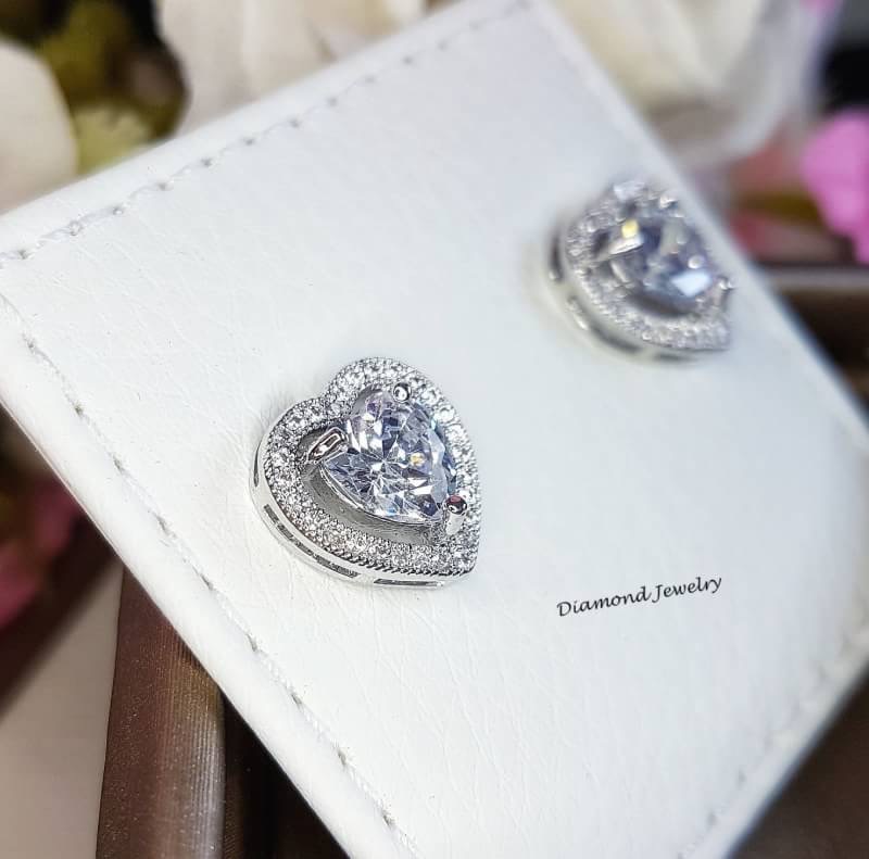 New Arrival !!! ต่างหูเพชร CZ แท้ ดีไซน์หัวใจล้อมเพชร ของจริงสวยมว้ากกกกกกกกค่าาา ดีไซน์สวยดูน่ารักมากๆค่ะ งานฝังแบบ Microsetting งานรุ่นนี้การันตีความสวยเลยนะคะ รุ่นนี้ขอยกให้เป็น Must Have Item เลยคะ เพชรวิ้ง เพชรเยอะ เพชรละเอียดม้ากกกก ตัวเรือนสีเงินชุ