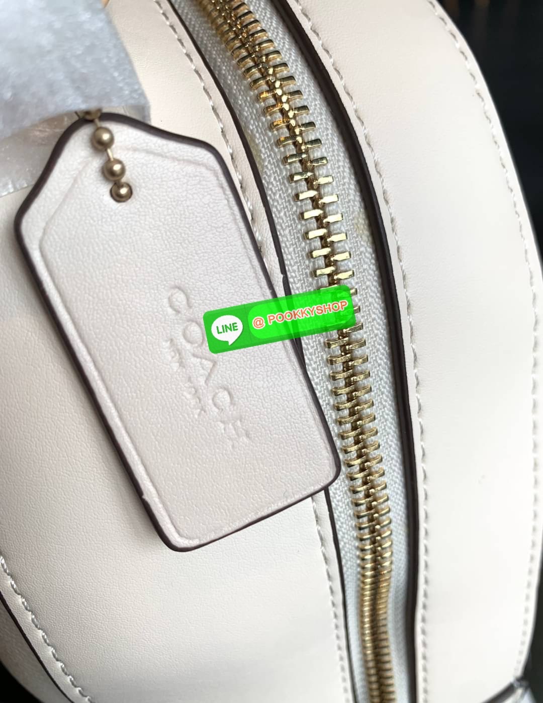 NEW IN! COACH JORDYN BACKPACK ((C1804//3011)) ไม่มียังไงไหว ต้องบอกว่าน้องสวยมากๆค่า! กระเป๋าสะพายหลังแบบมีหูหิ้ว หนังแแท้สวยค่ะ ❤️ทั้งใบปริ้นลายดอกไม้ สวยเด่ด สะดุดตาเลยทีเดียวค่ะ ด้านหน้ามีช่องซิปใส่มือถือหรือของจุกจิกลงไปได้ค่ะ เปิด-ปิดกระเป๋าแบ