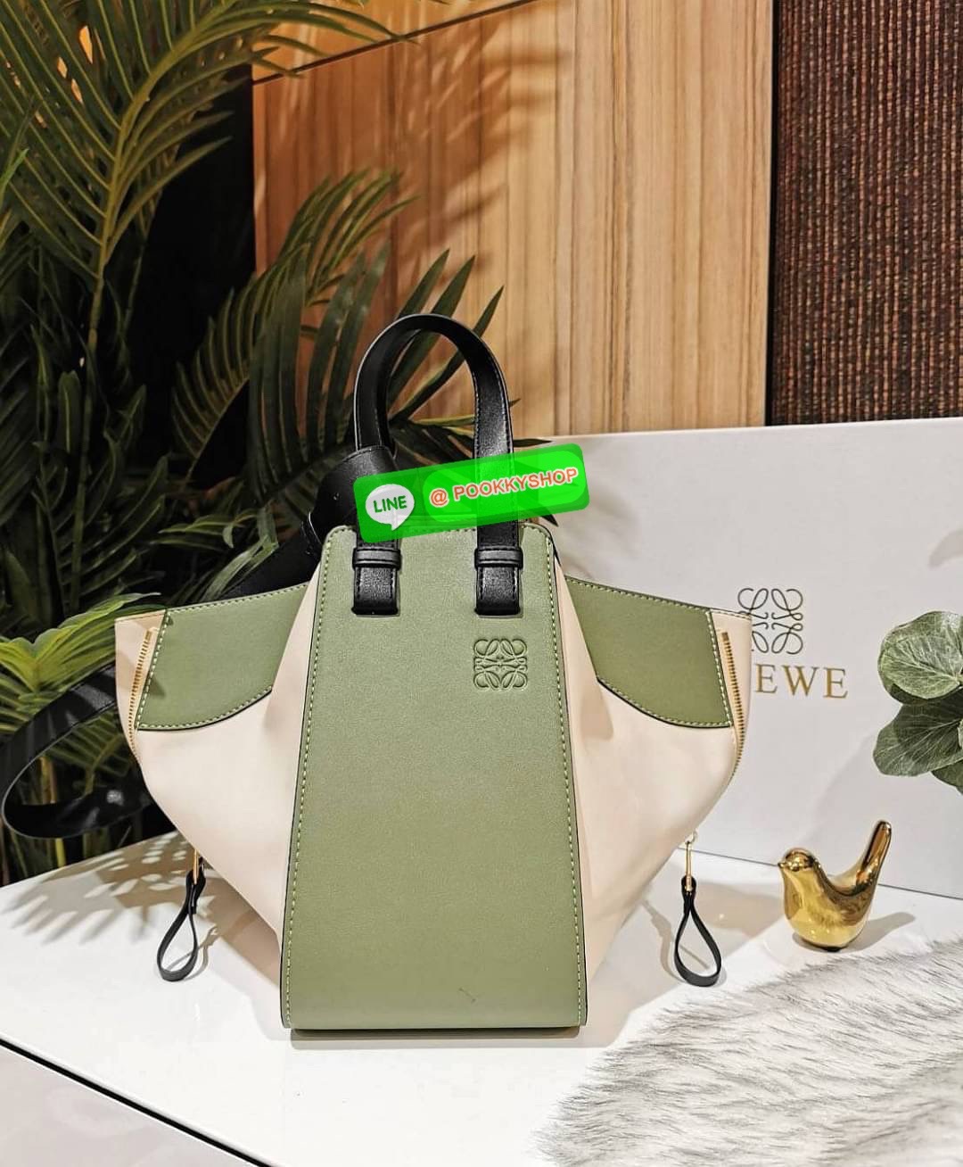 ✴️NEW ARRIVAL!✴️LOEWE HANDLE & SHOULDER BAG GIFT WITH PURCHASE GWP พรีเมี่ยมกิ๊ฟ Limited จาก LOEWE PERFUME DUTYFREE รุ่น Rare items สุดๆวัสดุหนังแท้ Calfskin หนังสวยดีไซน์มีเอกลักษณ์ ใบใหญ่กำลังดี น้ำหนักเบา สามารถปรับได้หลายทรงไม่จำเจ ด้านข