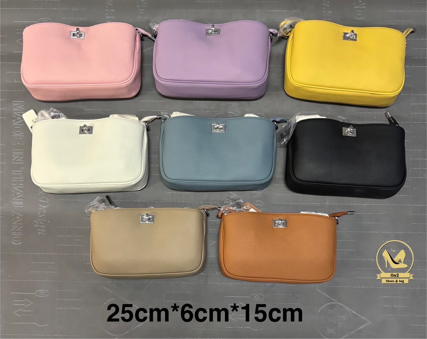 Balenciaga rodeo size mini รุ่นนี้ best seller !!! วัสดุตัวกระเป๋าทำจากหนังวัวแท้ cow leather อะหลั่ยสีเงิน งานจริงสวยมาก กระเป๋ามี 2 ช่อง กระเป๋าสามารถลอคได้ทั้ง 2 ช่อง สายสั้นสะพายขึ้นไหล่ได้ ด้านหลังมี 2 ช่องกระเป๋า มาพร้อมสายยาวทำจากหนังตัวเดียวกับกระ