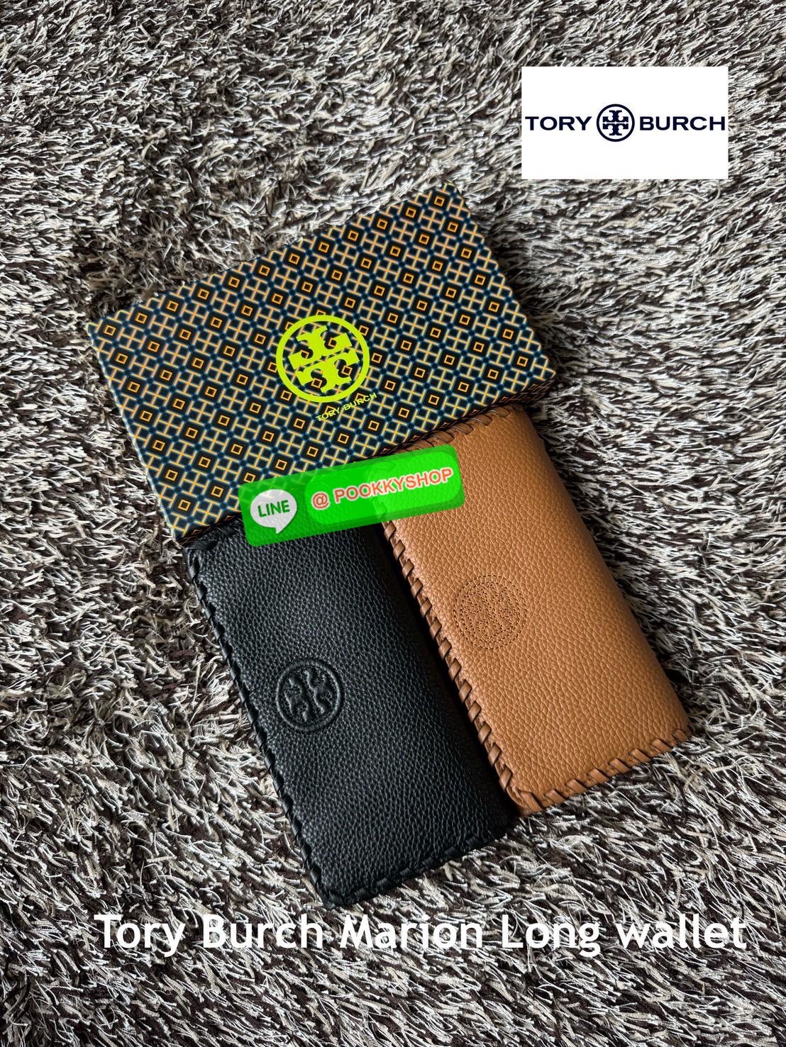 Tory Burch Marion Long wallet กระเป๋าสตางค์ยาวใบนี้ใส่การ์ดได้ถึง12ใบเลยทีเดียว มีช่องอเนกประสงค์และช่องใส่ธนบัตรหลายช่อง หยิบจับง่าย เปิดปิดด้วยกระดุมสแนป วัสดุหนังวัวแท้100% ดีเทลแต่งขอบกระเป๋าด้านหน้าแบบถัก โลโก้อยู่กึ่งกลางอันเป็นสัญลักษณ์