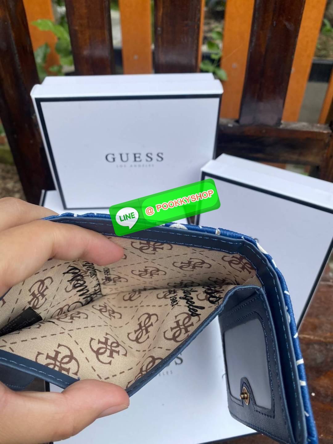 Guess กระเป๋าสตางค์ใบสั้น 3 พับ พร้อมกล่อง มีช่องใส่บัตร ใส่แบงค์พันได้ไม่ต้องพับ ข้างหน้าติดโลโก้แบรนด์อะไหล่ทอง สวย หรู ดูแพง ไปอีกจ้า