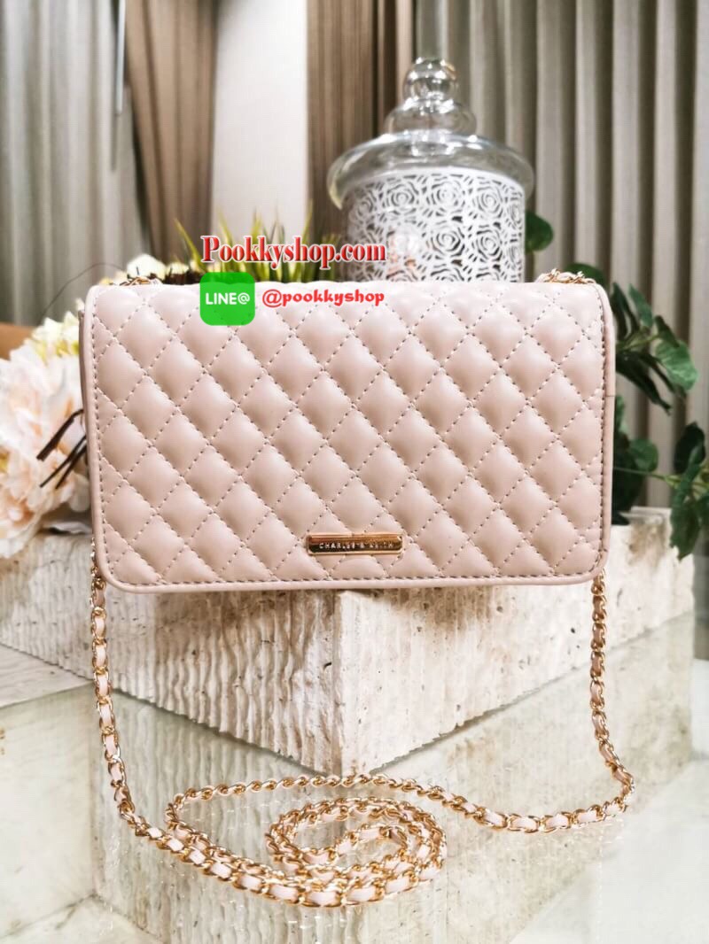 พร้อมส่ง! BEST SELLER! CHARLES & KIETH MINI CLUTCH BAG กระเป๋าสะพายทรงคลัชรุ่นยอดนิยมดีไซน์คลาสสิควัสดุหนังนิ่มลายตารางสวยอยู่ทรงขนาดมินิสไตล์ Chanel เปิดปิดด้วยตัวล๊อคแบบบิดอะไหล่ทอง ด้านหลังประดับโลโก้แบรนด์สวยดูดี มาพร้อมสายสะพายโซ่ร้อยหนัง Crossbody ไ