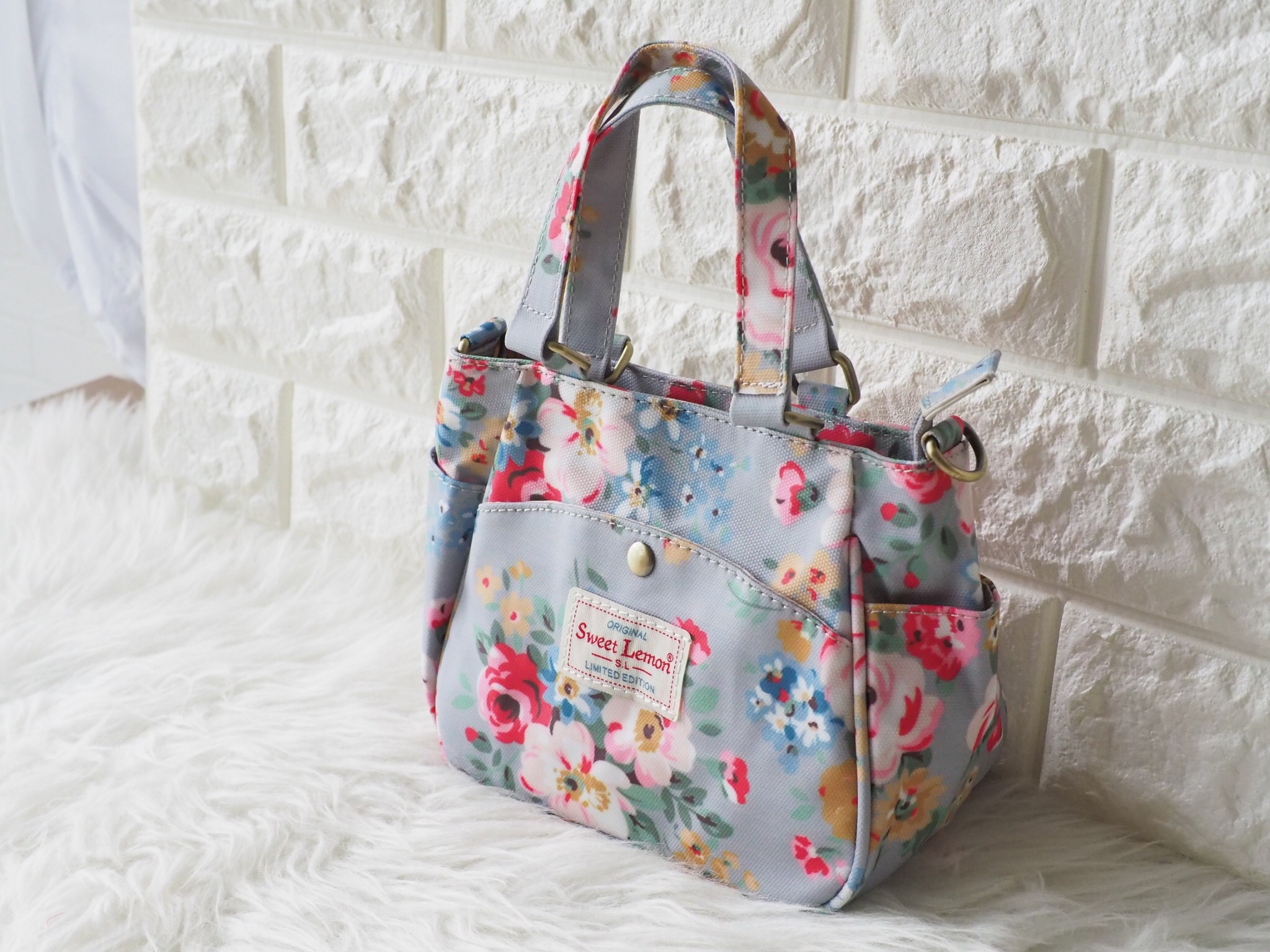 กลับมาทวงบังลังก์ความน่ารัก (cute) น้องเป๋าใบนี้ชื่อว่า (crown)SW 2660-1(crown) ขอมอบมงความคิ้วท์ให้ไปเลย ขนาดกำลังกะทัดรัด 16 x 18 x 9 ซม. (incoming call) ใส่มือถือได้ (wallet) ใส่กระเป๋าตังค์ได้ ใช้ออกงาน (romantic date) ใช้ออกเดท น้องน่ารักน่ารักจริงๆ