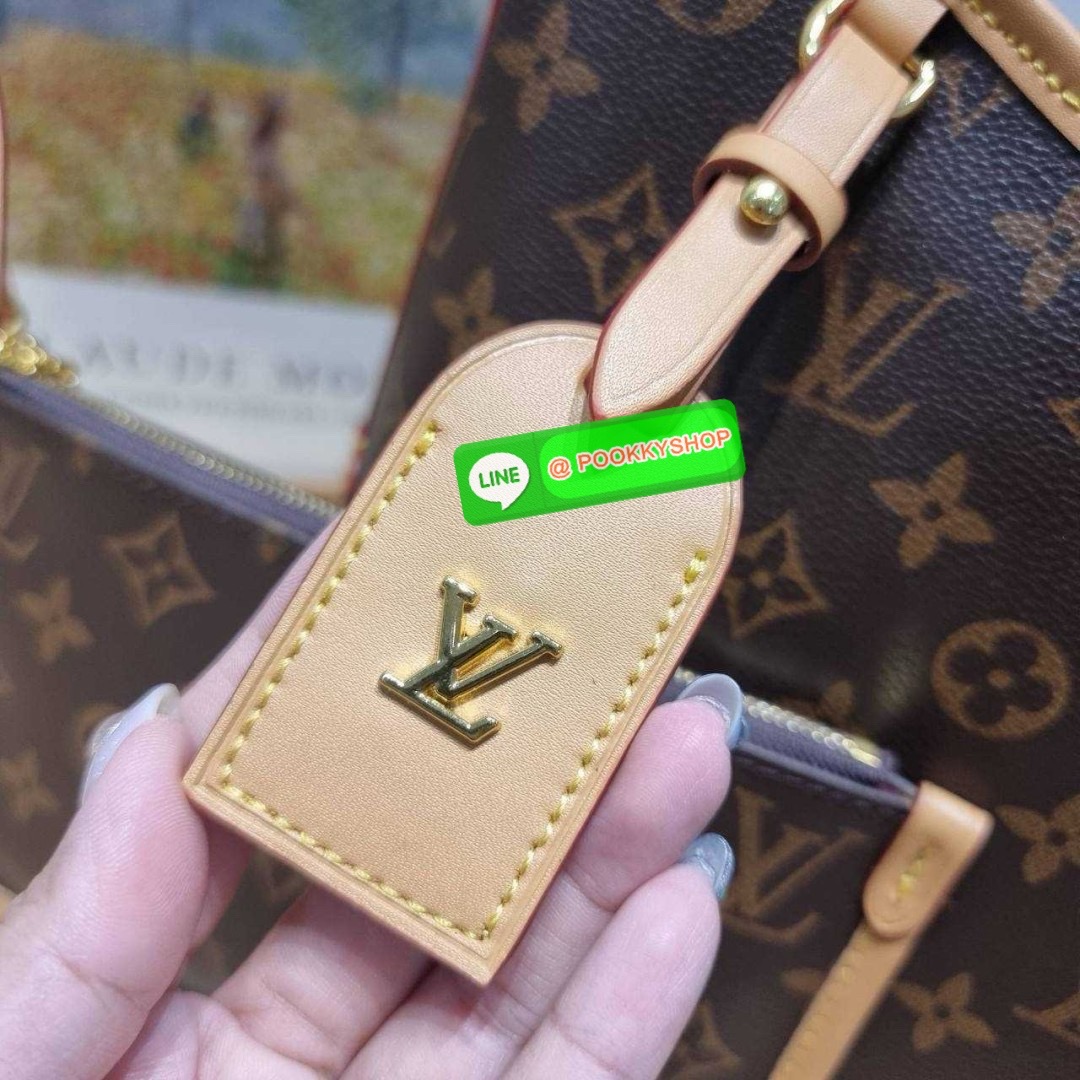 LV CARRYALL BAG 🔆 Details ใหม่ล่าสุด รุ่นลิมิเต็ดที่สาวๆตามหา จากเคาน์เตอร์ dutyfree กระเป๋าสะพายไหล่ทรงสวย ดีไซน์เรียบง่ายคลาสสิค หรู ดูผู้ดี รูปทรงใช้งานง่าย มาพร้อมใบลูก ไว้เก็บของจุกจิก ปากกระเป๋ามีสายหนังผูกกันของหล่นได้และยังมีกระดุมแม่เหล็ก