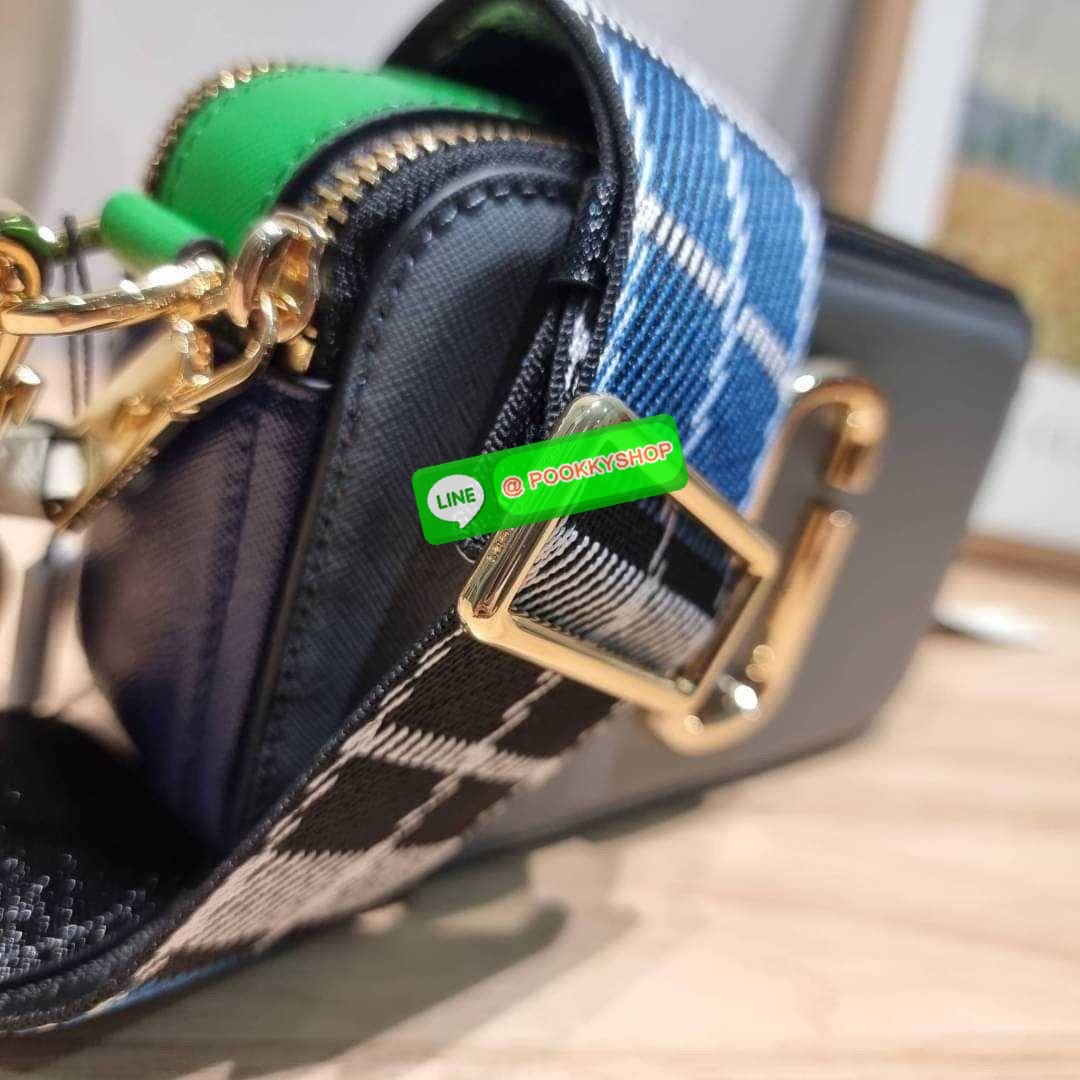 MARC JACOBS THE SNAPSHOT CAMERA BAG ไอเท็มยอดฮิตที่โดดเด่นเป็นเอกลักษณ์ กับกระเป๋าสะพายข้างสุดปัง เรียกได้ว่าไม่ซ้ำใคร!! วัสดุหนังวัว สวยอยู่ทรง เปิด-ปิดกระเป๋าด้วยซิป มีซิปหลัก 2 ช่อง แบ่งสัดส่วนไว้ดีมาก มาพร้อมสายสะพายสปอร์ตเส้นใหญ่ ที่ออกแบบโทนสีมาให้เ