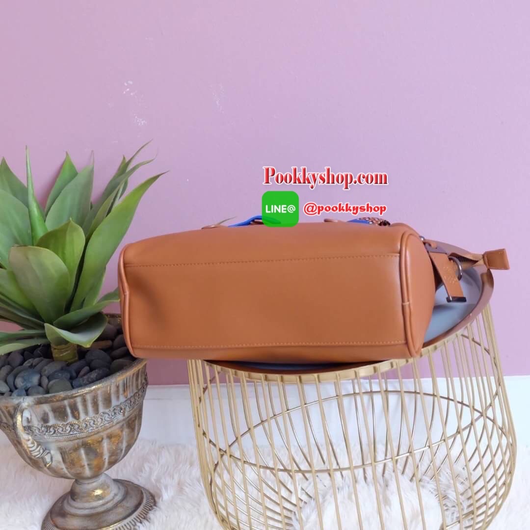 ทรงสวยขายดีมาก จากแบรนด์ KEEP ทรง รุ่น Parish hand bag with cute taddy จุดเด่นที่ >หนังเนื้อดี นิ่มมาก >น้ำหนักเบา >ถือสะพายเข้าง่ายกับทุกชุด >ขนาดกระเป๋ากำลังดีคะ ใส่ กปต ยาว ไอแพด จุคุ้ม > มีช่องย่อยแบ่งเก็บของด้านใน ถึง 3 ช่องใหญ่ แยกเก็