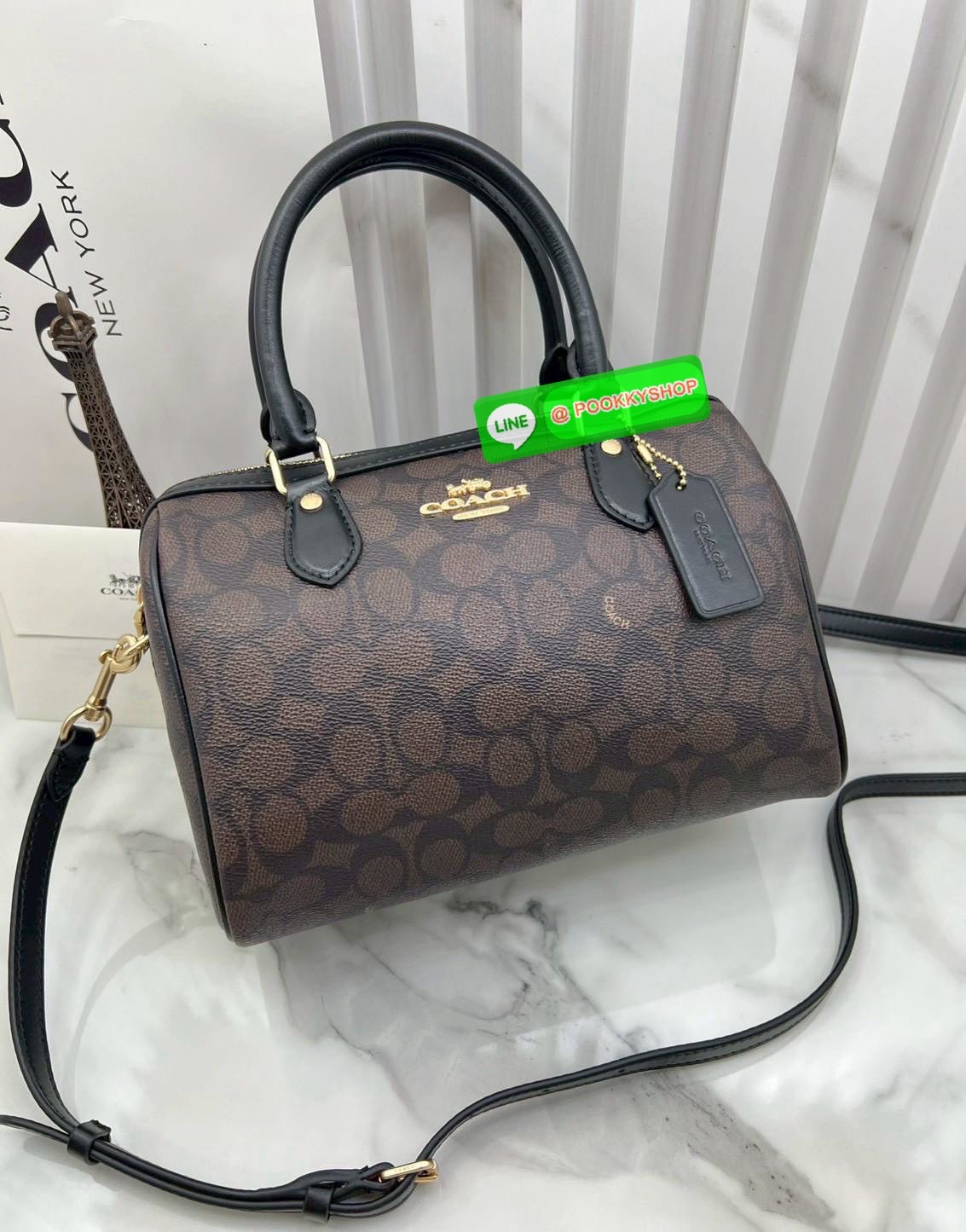 COACH ROWAN SATCHEL IN SIGNATURE CANVAS จุดเด่นของกระเป๋าทรงsatchel bag คือรูปทรงของกระเป๋าดูแข็งแรง มั่นคง ไม่เสียทรงง่าย มาพร้อมหูหิ้วที่ด้านบนของกระเป๋า ลายแคนวาสที่เป็นซิกเนเจอร์แบบเอกลักษณ์ ช่องใช้งานทุ้งภายในและภายนอก นอกจากนี้ กระเป๋าประเภทนี้ยังมี