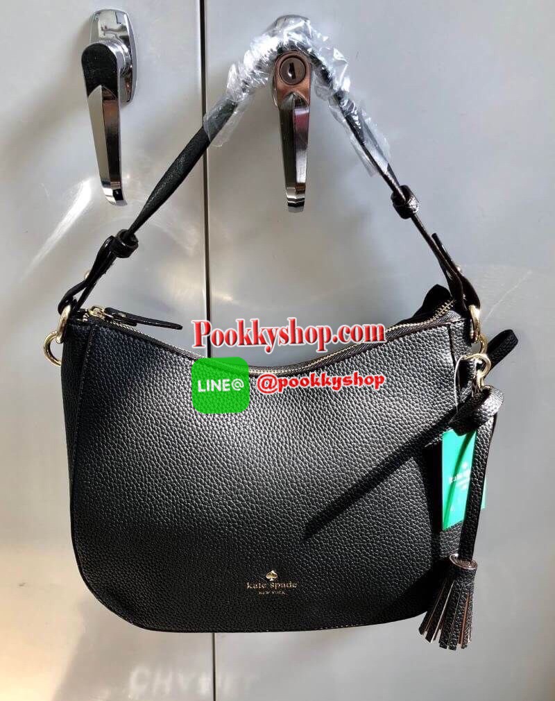 New Kate spade new york shoulderbag พร้อมส่งค่ะ นานๆจะมีมา!!! กระเป๋าสะพายไหล่หรือสะพายข้างได้ วัสดุหนังลายลิ้นจี่ ลายหนังสวย นิ่ม น่าใช้มากๆค่ะ ทรงฮิตเลยจ้าา ด้านหน้ามีพวงหนังผูกโบว์ห้อยยาวลงมา ตอกย้ำความสวยมาเพิ่มให้นะคะ เปิดปิดกระเป๋าแบบซิป ภายในโล่ง ใ