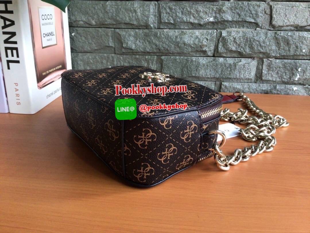 GUESS NOELLE CROSSBODY CAMERA BAG กระเป๋าสะพาย Crossbody รุ่นยอดนิยมหนังเรียบ และ หนังลาย Signature แบรนด์รอบใบ สวยอยู่ทรง ขนาดกำลังดี ด้านหน้ามีโลโก้แบรนด์ เปิดปิดด้วยซิปสะดวกใช้ แบ่งเป็น 2 ช่องซิป ภายในมีโลโก้ซับในลายแบรนด์ ภายในแยกเป็นสัดส่วนใช้งาน ใส่