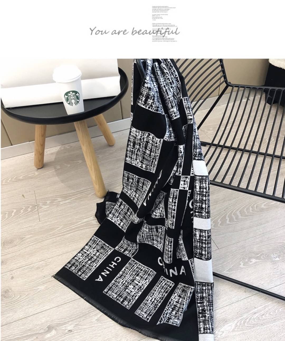 Best seller!! ผ้าพันคอ ลายแบรนด์เนื้อผ้าหนานุ่มๆเกรดพรีเมี่ยม ลายคมชัด งานนี้มาพร้อมกล่อง หรูหรามากค่ะงานนี้ใส่แมทชุดไหนๆก็ดู ไฮโซโก้หรูมากๆค่ะ งานดีๆแบบนี้สไตล์นี้ สาวๆห้ามพลาดกันเลยทีเดียวเชียว ช่วงใกล้เทศกาลแบบนี้ เหมาะจะเป็นของขวัญ ของฝากอีกด้วยนะค่ะ