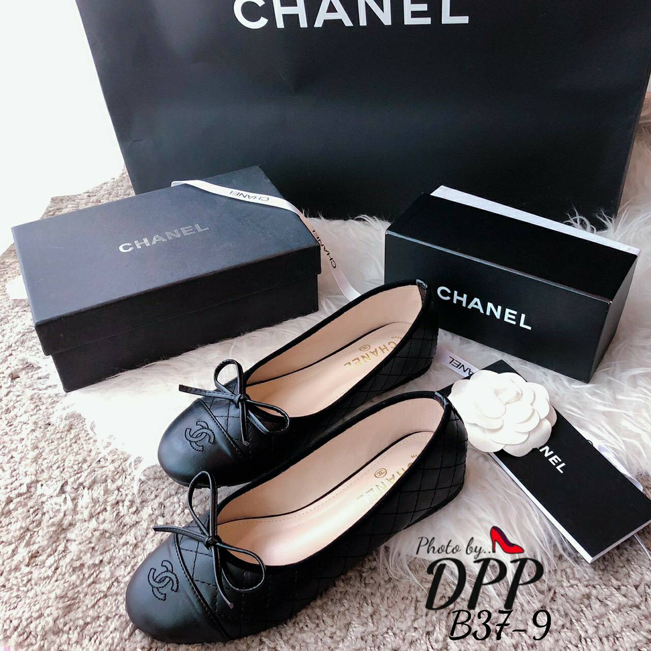 B37-9 พร้อมส่ง รองเท้าคัทชู ทรงหัวมน งานขายดี CHANEL หน้าโบว์ วัสดุทำจากหนังนิ่มตัดต่อทูโทนหัวดำ งานเดินเส้นตาราง งานใส่สบาย เป็นรองเท้าที่ใส่ได้ทุกวัน เข้ากับเสื้อผ้าทุกชุด ทรงสวมมาก