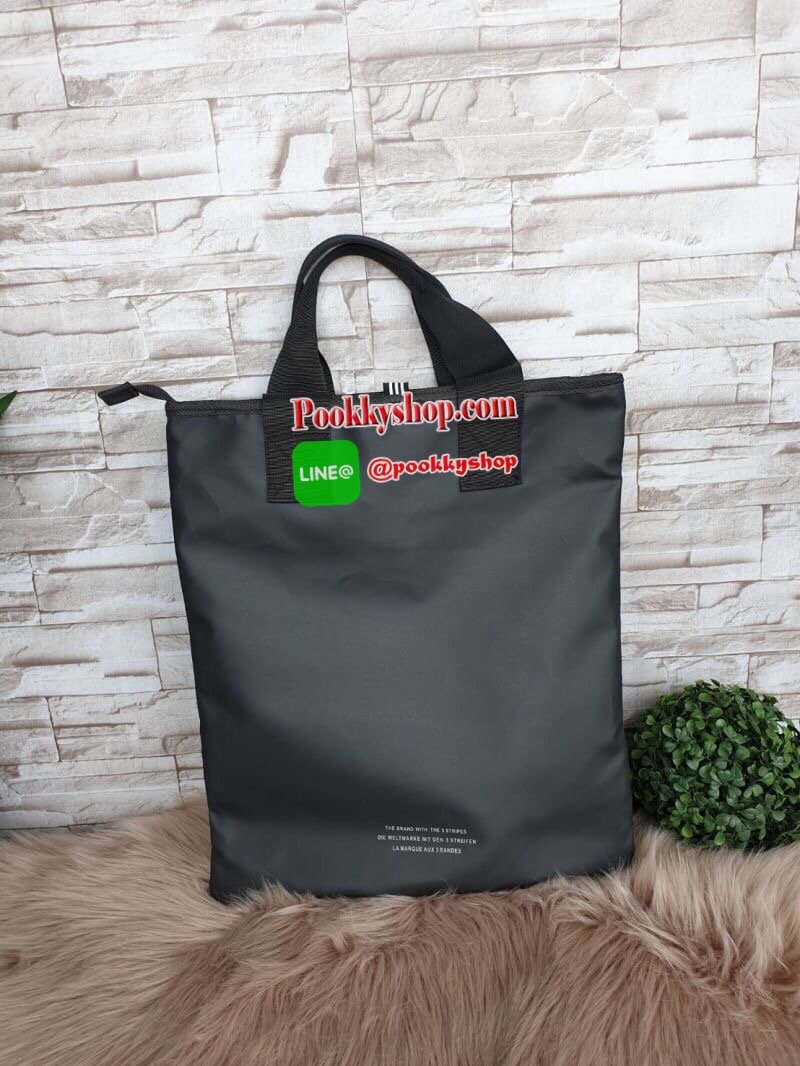 พร้อมส่ง Adidas Original Shopper 3D Tote Bag Trefoil Handbag Classic Sports คอลเลคชั่นสไตล์ Issey Miyake กระเป๋าสะพายข้าง ทรงสวยคลาสสิค แนว Sport สุดฮิต จากแบรนด์ADIDAS วัสดุด้านหน้าเนื้อ matte หนังนิ่ม มีน้ำหนักเบา ด้านหน้ามีแบรนด์ เปิดปิดด้วยซิป ภายในกว