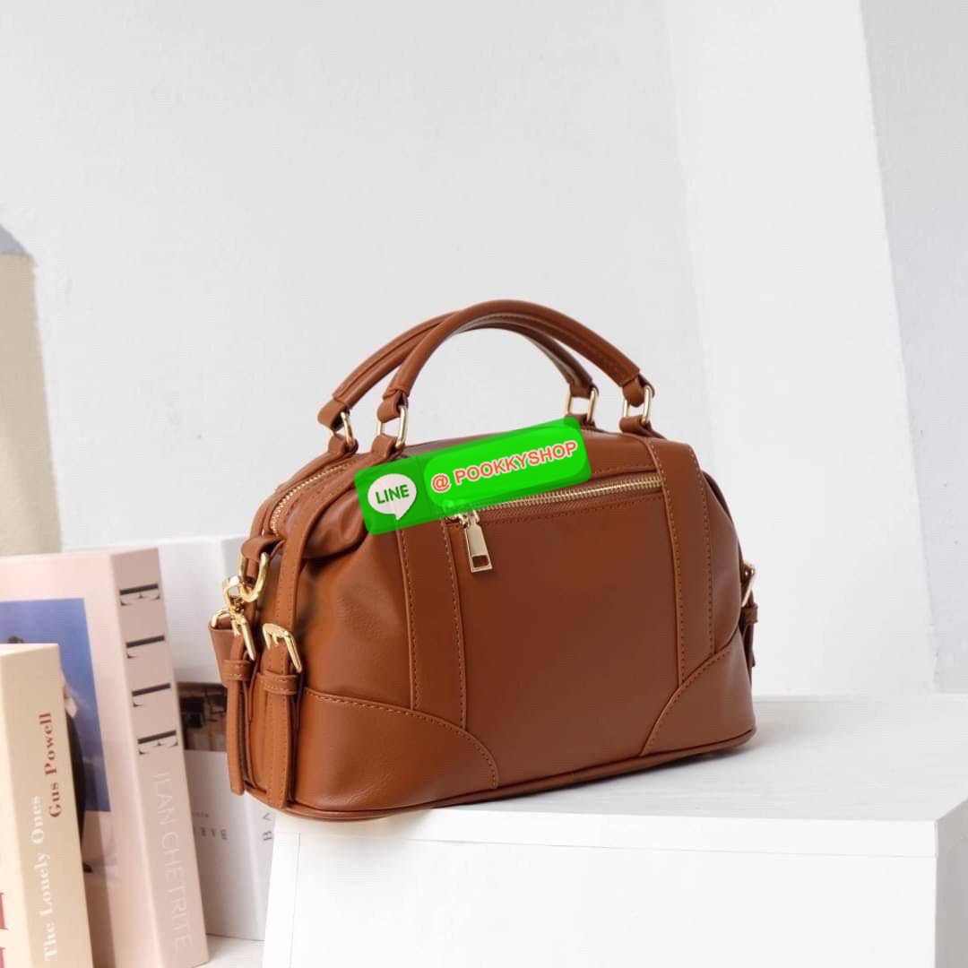 รุ่นขายดีเข้าเพิ่มนะคะ KEEP รุ่น ‘ Ella ‘ bag ทรง Pillow ( ทรงหมอน ) ที่สาวๆ ถามหา กลับมาแล้วค่า พร้อมฟังก์ชันจัดเต็มเหมือนเดิม ใบนี้ size M ใส่ กระเป๋าสตางค์ยาวได้ ใส่ไอแพดได้ ใครต้องการกระเป๋าที่ใช้ได้ทุกวัน ใส่ของครบ แอดมินแนะนำใบนี้เลยค่า สวย คุ้มแน่น