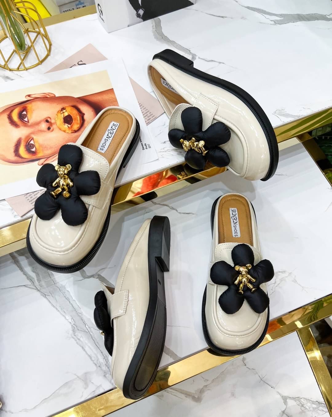 รองเท้าเกาหลีเกาใจน่ารักไม่ไหวรุ่นนี้ เป็นทรงปิดหน้าด้านหน้ามีแต่งดอกไม้ใหญ่ประดับติดด้วยน้องหมีสีทองดีมาก ด้วยรองเท้าเป็นหนังเปิดหลังสวมใส่ง่าย คู่นี้แมทช์กับชุดไหนก็เริ่ดไม่ซ้ำใครแน่นอนค่ะ