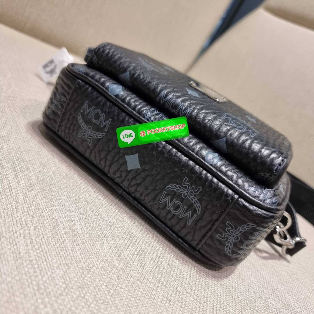 MCM X-MINI KLASSIK CROSSBODY BAG IN VISETOS รุ่นยูนิเซ็กส์มาแล้วจ้า!! ไซส์นี้ใช้ได้ทั้งหนุ่มๆสาวๆไปเลย กระเป๋าสะพายข้างทรงครอสบอดี้ ใบเล็กขนาดกะทัดรัด วัสดุหนังแคนวาสคุณภาพดี มีช่องหลัก 2 ช่อง ภายในมีช่องย่อยให้ 1 ช่อง มาพร้อมสายสะพายสปอร์ตที่ดีไซน์หรูไม่